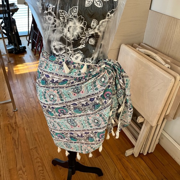 American Eagle Outfitters multicolored Floral print,tassels use as scarf sarong - Picture 9 of 11